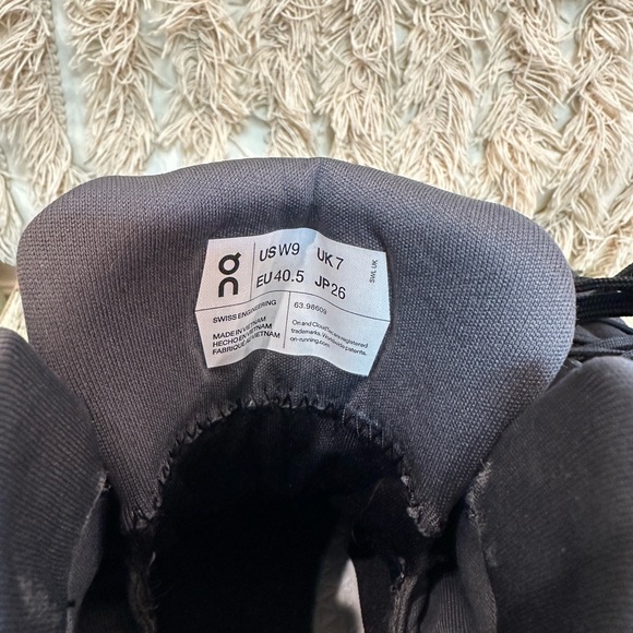 ON CLOUD CLOUDROCK WATERPROOF Sneakers Hi Top Boots Hiking Black - Picture 5 of 9